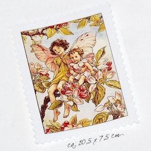 Könnte beinhalten: Zwei Feen, eine mit ausgebreiteten Flügeln, sitzen auf einem Zweig eines blühenden Apfelbaums. Die Feen sind in einem Vintage-Stil mit zarten Gesichtszügen und Kleidung gemalt. Der Hintergrund ist ein hellblauer Himmel mit weißen Wolken. Das Bild ist etwa 10,5 x 7,5 cm groß.