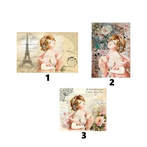 Könnte beinhalten: Drei Drucke im Vintage-Stil mit einer Frau in einem rosa Kleid. Ein Druck enthält den Eiffelturm und französischen Text. Die anderen beiden Drucke haben florale und Schrift-Hintergründe. Die Bilder haben eine weiche, antike Ästhetik.