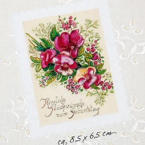 以下が含まれることがあります： ピンクと黄色の花、緑の葉、赤い実が描かれた、ヴィンテージのグリーティングカード。カードには「Herzliche Gl&uuml;ckw&uuml;nsche zum Geburtstag」と書かれており、サイズは約8.5 x 6.5 cmです。