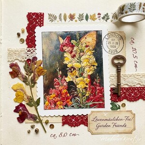 Könnte beinhalten: Eine Vintage-Scrapbook-Seite mit einer Feenillustration inmitten gelber und roter Blumen. Enthält eine dekorative Klebebandrolle, einen Schlüssel und einen Vintage-Stempel. Der Text "Garden Friends" ist sichtbar. Abmessungen ca. 8,0 cm x 10,5 cm.