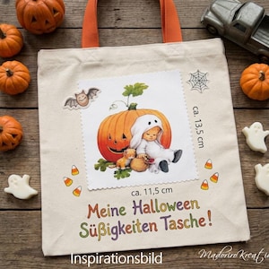 Könnte beinhalten: Eine beigefarbene Stofftasche mit orangefarbenen Henkeln und einem Aufdruck, der ein Kind im Geisterkostüm neben einem großen Kürbis, einer Fledermaus und einem Spinnennetz zeigt. Der Text lautet "Meine Halloween Süßigkeiten Tasche!" mit Maßen von ca. 13,5 cm mal 11,5 cm.