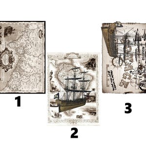 Op de afbeelding: Drie vintage prints met nautische thema's. De eerste print is een zwart-witte kaart. De tweede print toont een schip met zeilen en een zwarte vlag. De derde print is een vintage ansichtkaart met een schip en de tekst "Adresdienst aangevraagd Porto verschuldigd".