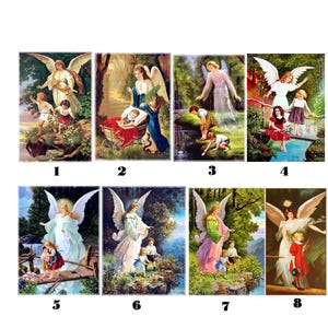 Könnte beinhalten: Eine Sammlung von acht Vintage-Drucken mit Engeln und Kindern in verschiedenen Außenumgebungen. Die Engel sind mit großen weißen Flügeln dargestellt, und die Kinder tragen farbenfrohe Kleidung. Das Kunstwerk hat ein klassisches, religiöses Thema.