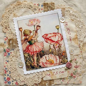 Könnte beinhalten: Eine Vintage-Collage mit einer Feen-Illustration inmitten großer rosa Mohnblumen. Das Kunstwerk ist mit einem gewellten Rand gerahmt und mit Spitze, Stoffresten, Knöpfen und einer kleinen Rose verziert. Maße ca. 10,0 cm x 7,5 cm.