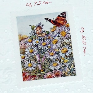 Könnte beinhalten: Rechteckige Illustration einer Fee in einem Blumenkostüm inmitten von Gänseblümchen, mit einem Schmetterling. Das Bild ist ca. 7,5 cm x 10 cm groß. Das Kunstwerk hat eine Vintage-Ästhetik mit sanften Farben und zarten Details.