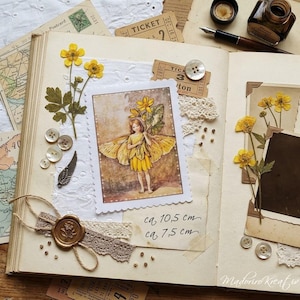 Könnte beinhalten: Eine Vintage-Scrapbook-Seite mit einer Feenillustration, getrockneten gelben Blumen, Knöpfen, Spitze und einem Wachssiegel. Die Feenillustration ist ca. 10,5 cm x 7,5 cm groß. Die Seite enthält auch alte Tickets und Postkarten.