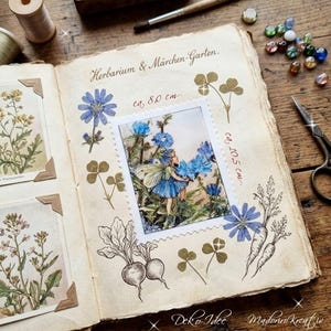 Könnte beinhalten: Eine offene Scrapbook-Seite mit dem Titel Herbarium & Märchen-Garten, verziert mit gepressten blauen Blumen, Kleeblättern und botanischen Skizzen von Wurzelgemüse. Ein zentrales Bild zeigt eine Fee mit blauen Flügeln.