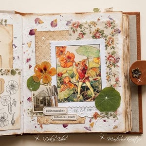 Könnte beinhalten: Eine Scrapbook-Seite mit einer zentralen Illustration einer Fee unter einem Blatt, umgeben von orangefarbenen Blumen. Die Seite enthält gepresste Blüten, ein kleines Gewächshausfoto, Gartengeräte und Etiketten mit Blutenzauber und Botanical Study.