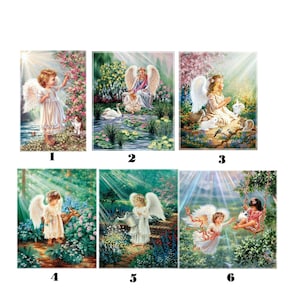 Könnte beinhalten: Eine Sammlung von sechs gerahmten Kunstdrucken mit Engelsfiguren in ruhigen Außenszenen. Jeder Druck zeigt eine andere Szene mit Engeln, Tieren und üppigem Grün, das von sanftem Sonnenlicht durchflutet wird. Das Kunstwerk vermittelt ein Gefühl von Frieden und Ruhe.
