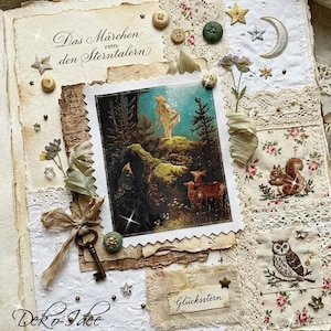 Könnte beinhalten: Eine Scrapbook-Seite mit dem Text Das Märchen von den Sterntalern, einer zentralen Illustration einer Person im Wald mit Rehen, Stoffflicken mit Blumenmustern, gesticktem Mond und Sternen, einem Metallschlüssel und Knöpfen.