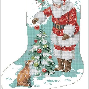 Könnte beinhalten: Ein Kreuzstichmuster mit dem Weihnachtsmann, der einen kleinen Weihnachtsbaum mit einem roten Ornament schmückt. Ein Fuchs sitzt im Schnee unter dem Baum. Ein Blaumeise sitzt auf einem Ast über dem Weihnachtsmann. Das Muster enthält das Alphabet in Rot.
