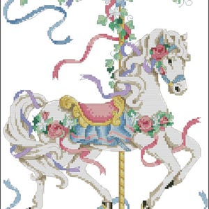 Puede incluir: Caballo de carrusel blanco con una silla de montar rosa y ribetes azules, rodeado de rosas rosas y cintas azules. El caballo está en un poste dorado con una guirnalda floral en la parte superior.