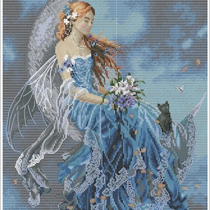 Puede incluir: Un diseño de punto de cruz de un hada sentada en una luna creciente. El hada lleva un vestido azul y tiene el pelo largo y rojo. Sostiene un ramo de flores y está acompañada por un gato negro y una mariposa. El fondo es un degradado de azules.