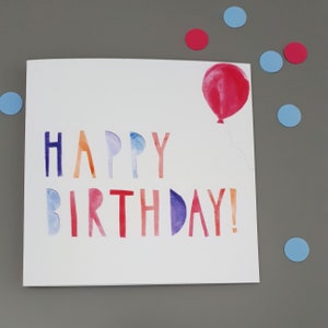 Bunte typographische Ballon-Geburtstagskarte