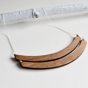 Collier minimaliste en bois de noyer Twin Arc