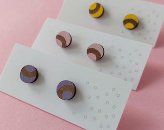 Round stud earrings with curve design
