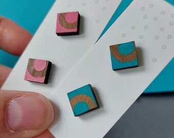 Square stud earrings with curve design
