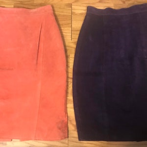 Satz von 2 Vintage 1980 lila und Aprikosen Farbe Wildleder Lederröcke