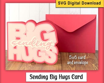 Può includere: Un biglietto rosa e bianco con il testo "Sending Big Hugs" in uno stile a strati 3D. Il biglietto misura 5x6 pollici e viene fornito con una busta.