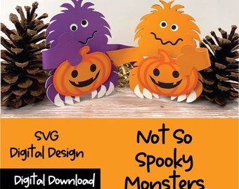 Può includere: Due decorazioni di mostri di carta, una viola e una arancione, ciascuna con una zucca arancione. Le zucche hanno facce sorridenti. Il testo recita "SVG Digital Design Digital Download" e "Not So Spooky Monsters".