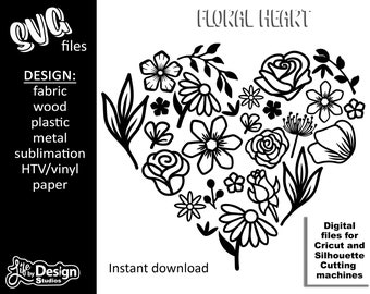 Può includere: File di taglio digitale in bianco e nero di un cuore floreale. Il design include vari fiori, foglie e steli disposti a forma di cuore. Il testo "FLORAL HEART" è nella parte superiore dell'immagine. Il testo "File digitali per macchine da taglio Cricut e Silhouette" è nella parte inferiore dell'immagine.