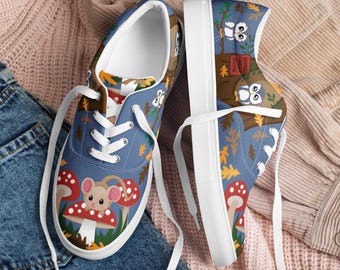 Può includere: Scarpe da ginnastica blu in tela con un design boschivo stravagante. Le scarpe presentano un motivo ripetuto di funghi, gufi e un simpatico topo. Lacci e suole bianche completano il look, offrendo uno stile giocoso e unico.