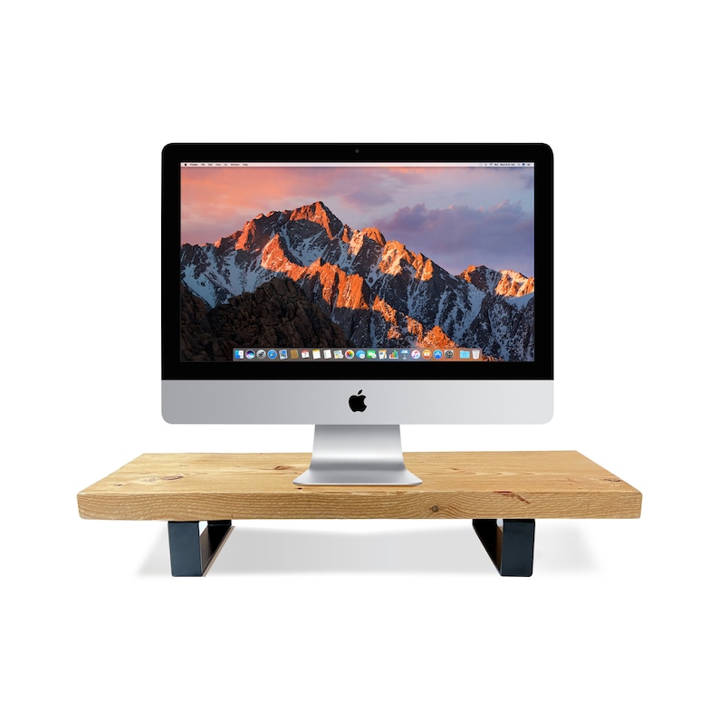 Peut inclure: Un ordinateur iMac argent&eacute; est pos&eacute; sur un support de moniteur en bois avec des pieds en m&eacute;tal noir. L'&eacute;cran de l'ordinateur affiche un paysage de montagne avec un coucher de soleil. Le support est en bois clair.