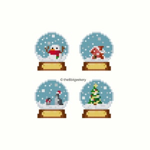 Op de afbeelding: Vier pixel art sneeuwbollen met winterse taferelen. Eén toont een sneeuwman met een rode sjaal, een andere een vos, een derde een pinguïn met een kerstmuts en de laatste een kerstboom. Elke bol heeft een bruine basis en vallende sneeuw.