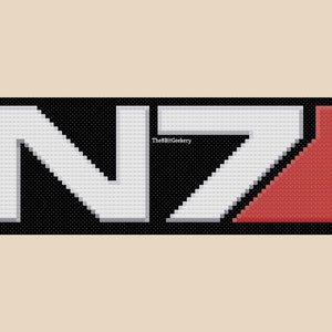 Może przedstawiać: Pikselowane logo w kolorze czarnym i białym z tekstem "N7" w kolorze białym i czerwonym trójkątem po prawej stronie "7".