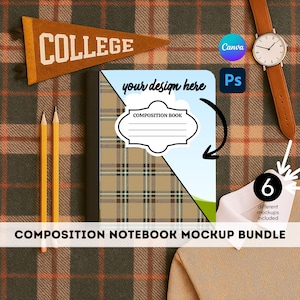 Puede incluir: Un paquete de maquetas de cuadernos de composición con un diseño de cubierta a cuadros. La imagen incluye una banderola que dice "COLLEGE", lápices, un reloj y los logotipos de Canva y Photoshop. También se ve el texto "your design here".