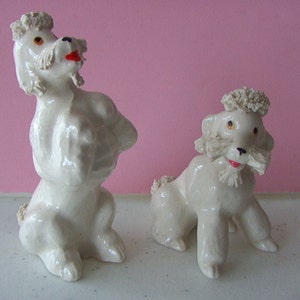 SUPER CUTE Vintage 1950s 1960s Kitschy White Spaghetti French POODLE Dogs Pottery Figurines Perfect Condition