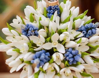 Set sneeuwklokjesboeket en corsages, bruidsbloemen, gemaakt van aan de lucht drogende polymeerklei