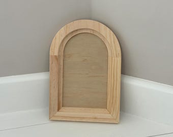 Galería de madera arqueada IOD en blanco de 7 x 10