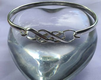 Möbius Silber DOUBLE INFINITY Manschette Armband, Beziehung Armband, Doppel Infinity Symbol, Individuell graviert, Feier, Liebe, Leben