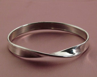 Mobius Silver WIDE MEDIUM Bangle Bracelet, Mobius Strip Bangle, Custom Engraving Infinity Bracelet, Personalized Bangle, Love Bracelet, Life