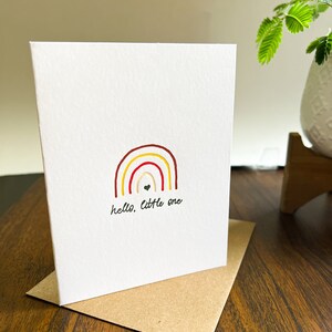 Hola pequeño, tarjeta de felicitación, tarjeta de arcoíris, tarjeta impresa con tipografía, tarjeta de bebé, tarjeta de felicitaciones