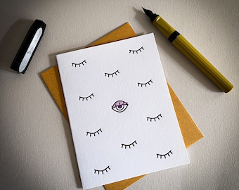 Tarjeta de Halloween con ojos espeluznantes, tarjeta de felicitación hecha a mano con impresión tipográfica
