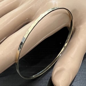 Pulsera rígida apilable de oro macizo martillado, hecha a mano en oro de 10k o 14k.