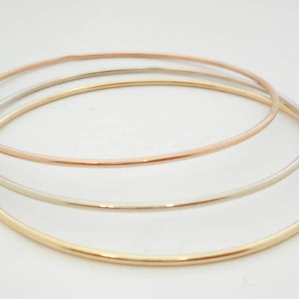 14 K. Or massif (non creux) 1,50 mm. Fil rond (4 à 5,5 grammes) Bracelet bracelet empilable