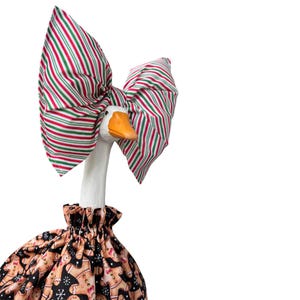 63 cm 68 cm Porch Goose Outfit - Klänning - The Big Fat Bow - Julpepparkakor med rödgrön vit randig rosett