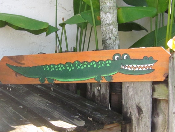 Adorable ALLIGATOR Wooden Wall Plaque With Hooks for Hanging