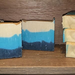 Handgemaakte verse houtzeep: cederhout, citrus en eucalyptus