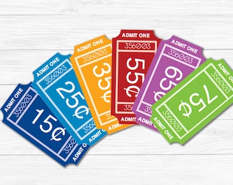 Puede incluir: Un conjunto de seis boletos de carnaval coloridos con el texto "ADMIT ONE" y el precio en centavos. Los boletos están sobre un fondo de madera blanca con una cadena de luces encima.
