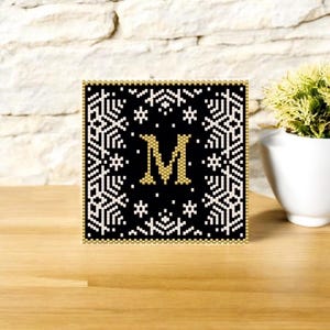 Base para copos/azulejos com contas em ponto peyote e ponto tijolo, letra M, base para copos com contas em ponto peyote, padrão digital, base para copos, azulejo com contas