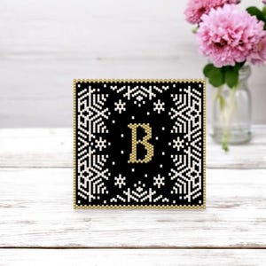 Base para copos/azulejos com contas em ponto peyote e ponto tijolo, letra M, base para copos com contas em ponto peyote, padrão digital, base para copos, azulejo com contas