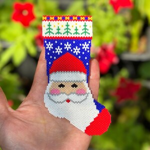 Peyote- och tegelstygns-julstrumpa med tomten, julmönster, julmönster med rosor och pärlor, pärldekoration, digital nedladdning, tomten