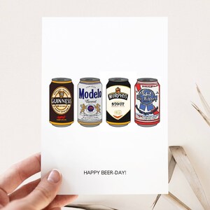 Może przedstawiać: Kartka okolicznościowa z białym tłem i pięcioma puszkami piwa w rzędzie. Puszkami są oznaczone "Guinness", "Modelo", "Murphy's Stout", "Pabst Blue Ribbon". Tekst "HAPPY BEER-DAY!" jest wydrukowany pod puszkami.