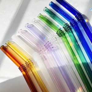 Puede incluir: Un juego de diez pajitas para beber de vidrio en varios colores, incluyendo &aacute;mbar, amarillo, blanco, lavanda, azul claro, verde y azul. Las pajitas tienen un dise&ntilde;o texturizado y acanalado.