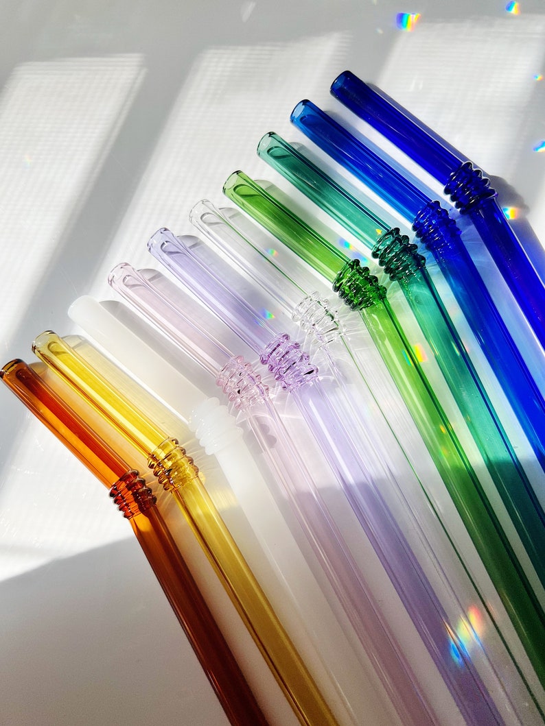 Puede incluir: Un juego de diez pajitas para beber de vidrio en varios colores, incluyendo &aacute;mbar, amarillo, blanco, lavanda, azul claro, verde y azul. Las pajitas tienen un dise&ntilde;o texturizado y acanalado.