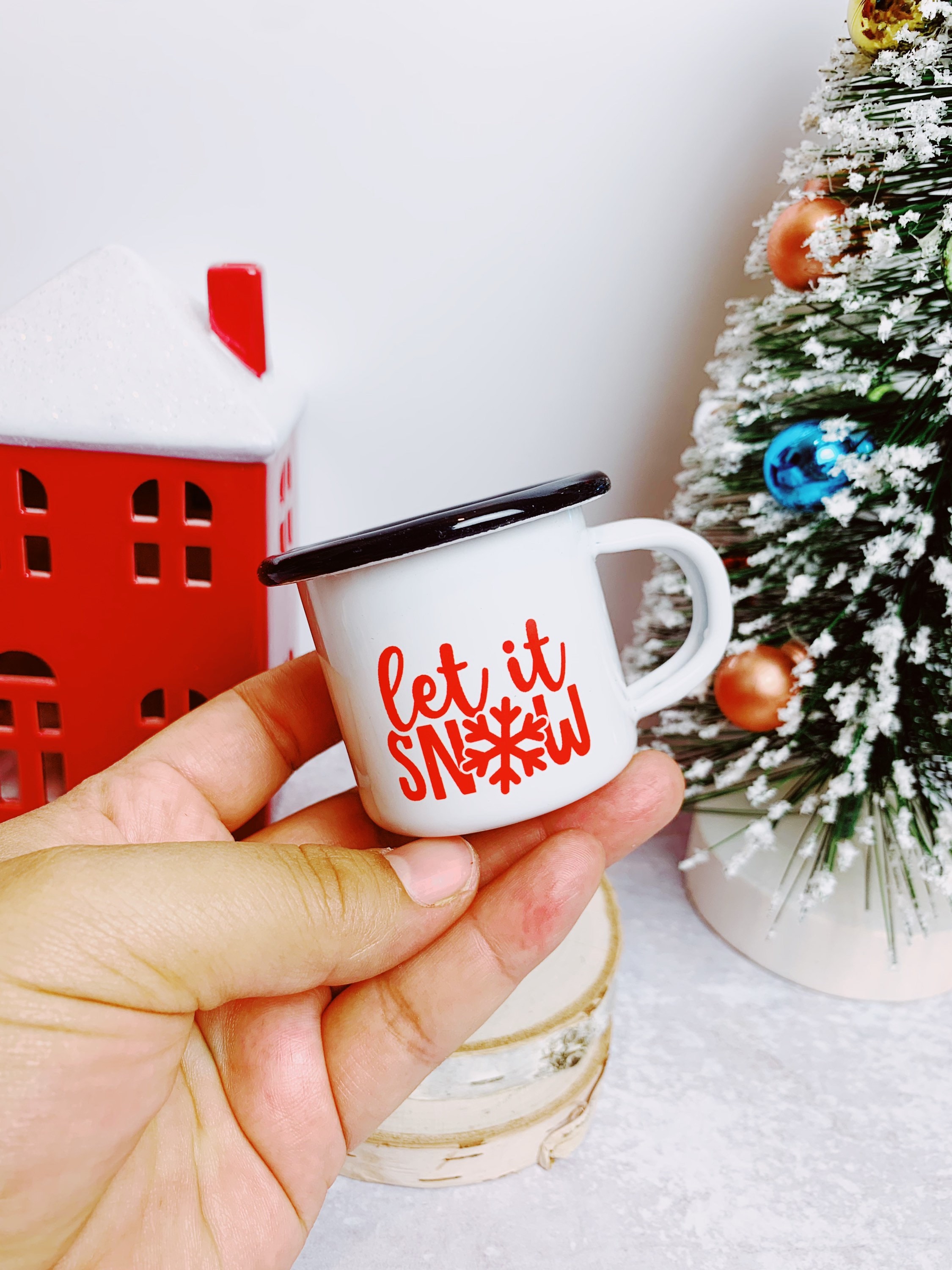 Tasse D'espresso Décorée Comme Boule D'arbre De Noël. Lapin En Céramique  Blanche Mignonne Comme Symbole De L'année. Fond Blanc Image stock - Image  du ceramique, fermer: 259277117